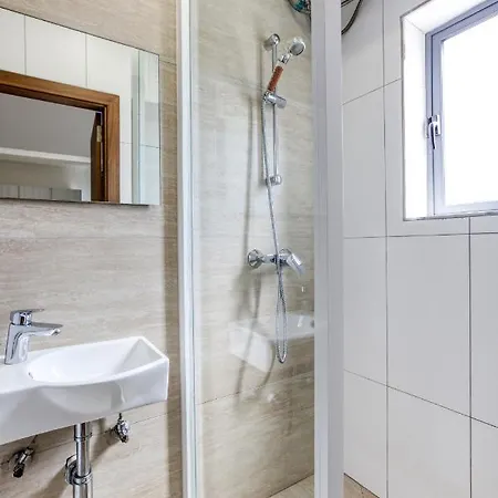 Charming 1br With Amazing Sea Views Just Steps Away By 360 Estates דירה *