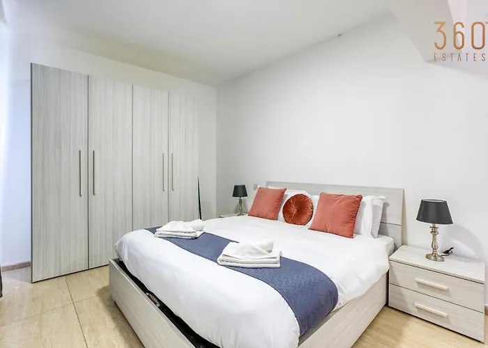 Apartament Charming 1br With Amazing Sea Views Just Steps Away By 360 Estates